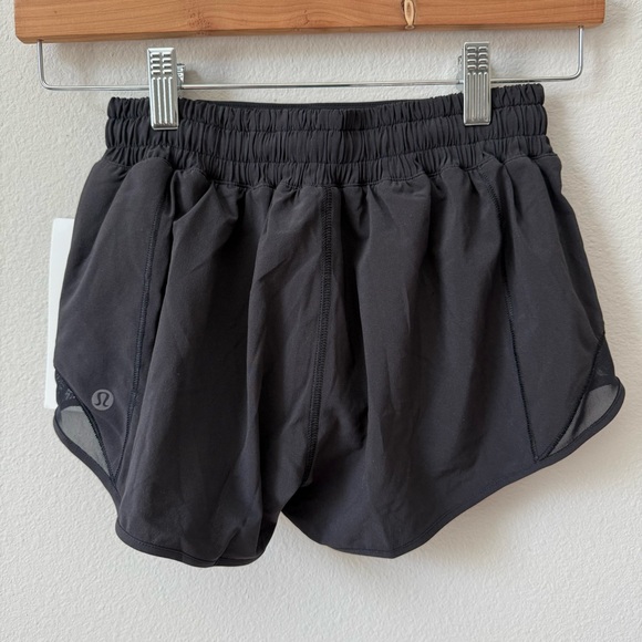 NWT Lululemon Hotty Hot Low-Rise Lined Short 2.5" Lined Black Size 4 - Picture 2 of 8